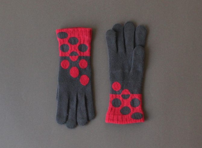 % GLOVES　DOT　Dark gray 80%　Red 20%