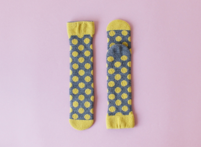 % SOCKS DOT Yellow 70% Gray 30%