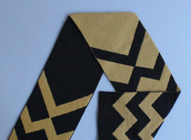 % SCARF LINE Black 50% Yellow 50%