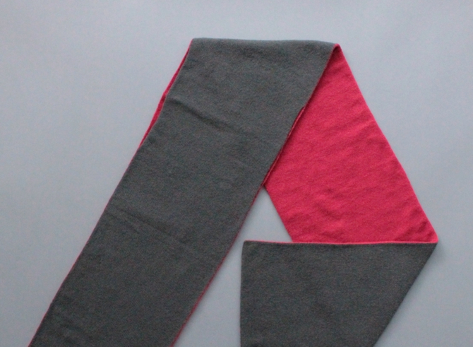 % HOLE SCARF Red 50% Dark gray 50%