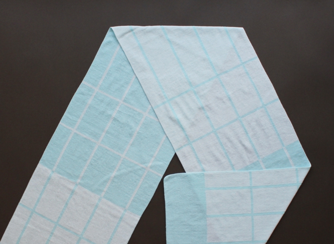 % SCARF CROSS  Light blue 50% White 50%